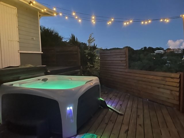 Bubble House : jacuzzi sur la terrasse, le soir