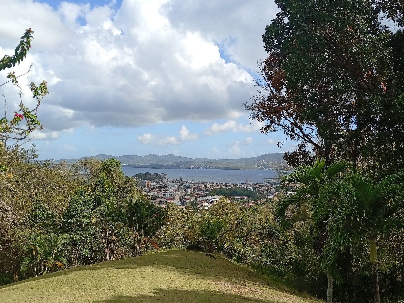 Villa Didier : la vue sur la baie de Fort-de-France depuis le parc