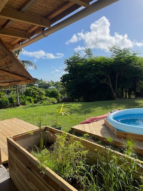 Sweety Kaz : le jardin, le bassin et la vue dégagée sur la vallée et la mer