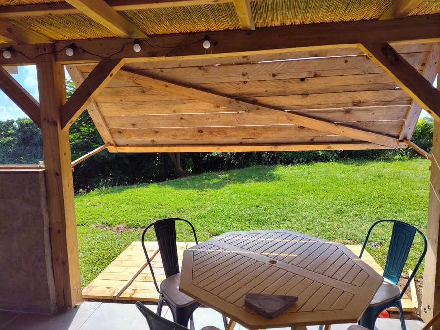 Sweety Kaz : le carbet, sa table et ses guirlandes, ouvert sur le jardin